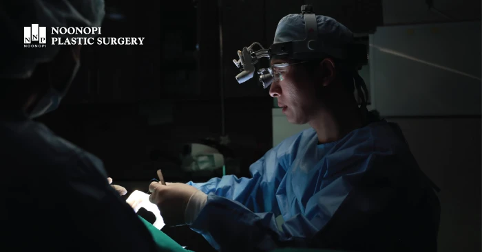 환자 상태를 상상하며 집도를 하는 눈높이성형외과 대표원장의 모습